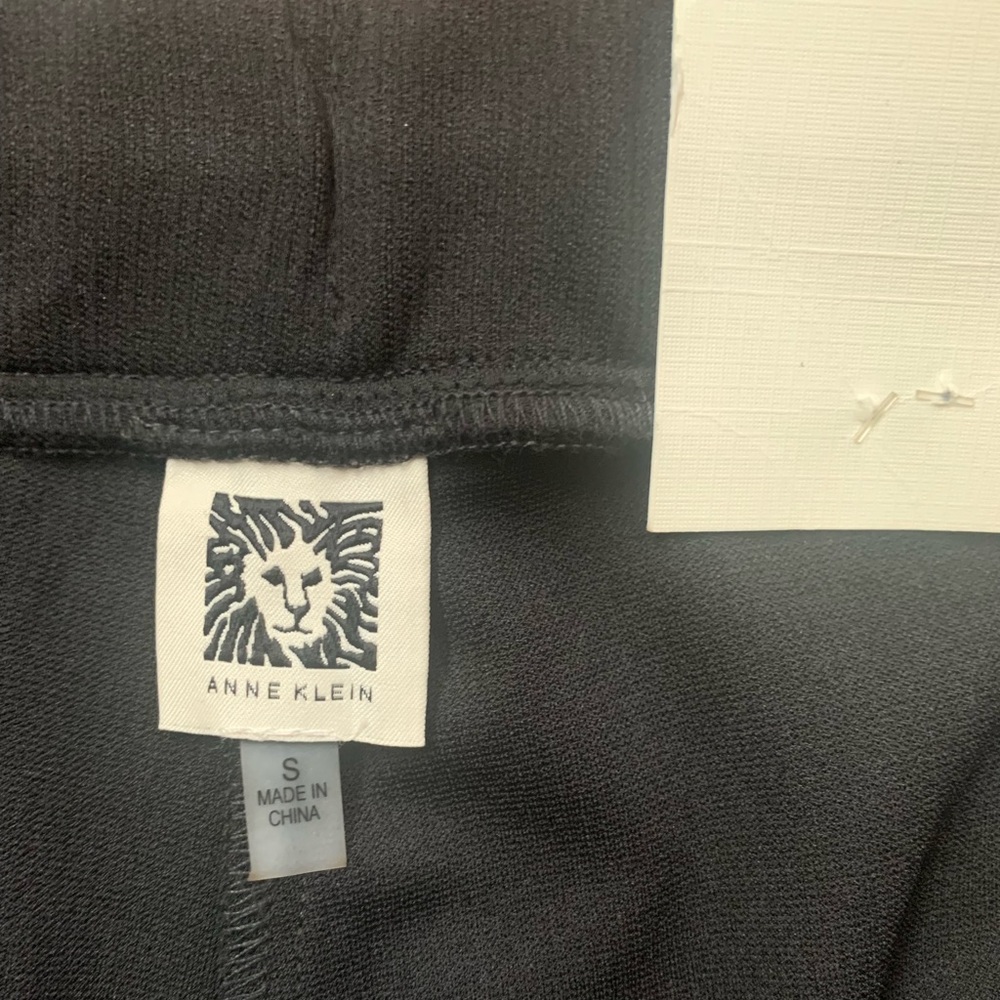 Brand New! Anne Klein Wipe leg crop pants. - Picture 2 of 7